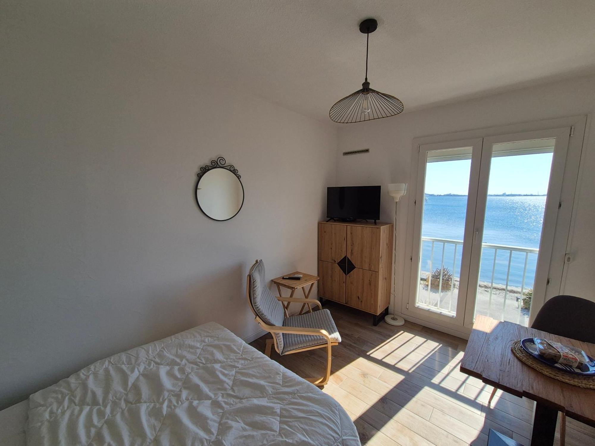 Appartement 19m2 Classe 1, Vue Sur Etang De Thau, 200m Des Cures, 2eme Etage Sans Ascenseur *
